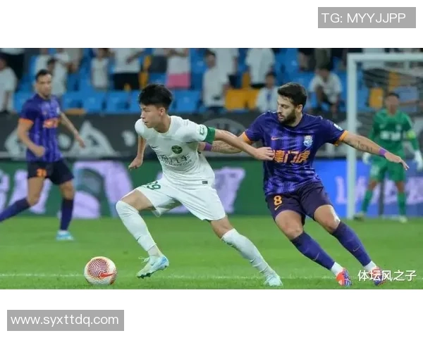 五大联赛赛场小动作引发热议 球员细节背后隐藏的赛场智慧与争议